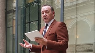 video: Kevin Spacey makes first public appearance since sex assault allegations with pointed poetry reading
