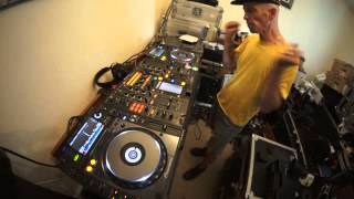 INTERMEDIATE DJ MIXING LESSON A SUBTLE MIX OVER A TUNE