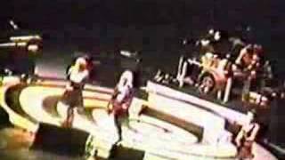 Go-Go&#39;s - Walking In The Sand (Universal Amphitheater 1990)