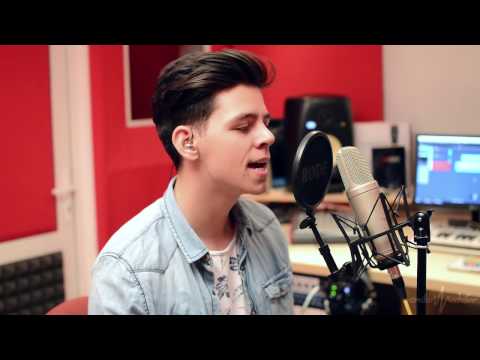 Emilian Nechifor nu pierde timpul! Fostul concurent de la "X Factor" continuă să-și &icirc;nc&acirc;nte fanii. Piesa "Undressed" nu a sunat niciodată mai sexy de at&acirc;t!