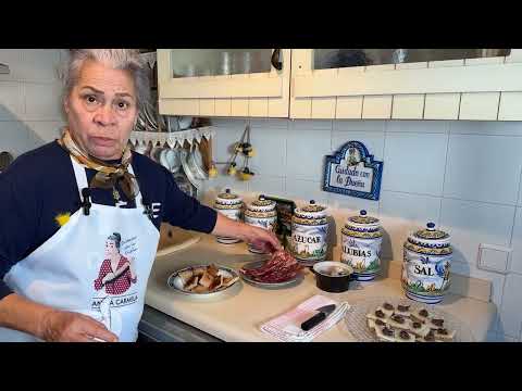 Aperitivo: tostá de paté, queso y anchoa y Tostá de jamón y huevo de codorniz