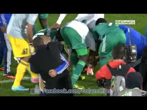 [Funny Football] LOL! Raja Casablanca Players steal Ronaldinho's boots