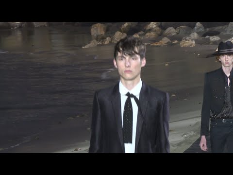 En images : Saint Laurent présente ses modèles à Malibu | AFP Images