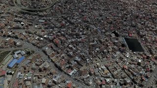 Город в кратере вулкана с небесным метро. Латинская Америка, город Ла-Пас.
