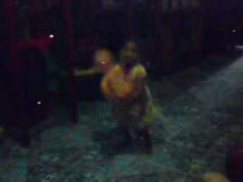 Maria dançando com a boneca!