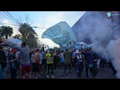 "Caravana de TEMPERLEY (3/3) #futbolargentino #primeranacional #temperley #hinchada" Barra: Los Inmortales • Club: Temperley