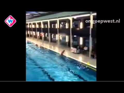 'Supporter' gooit scheidsrechter in zwembad