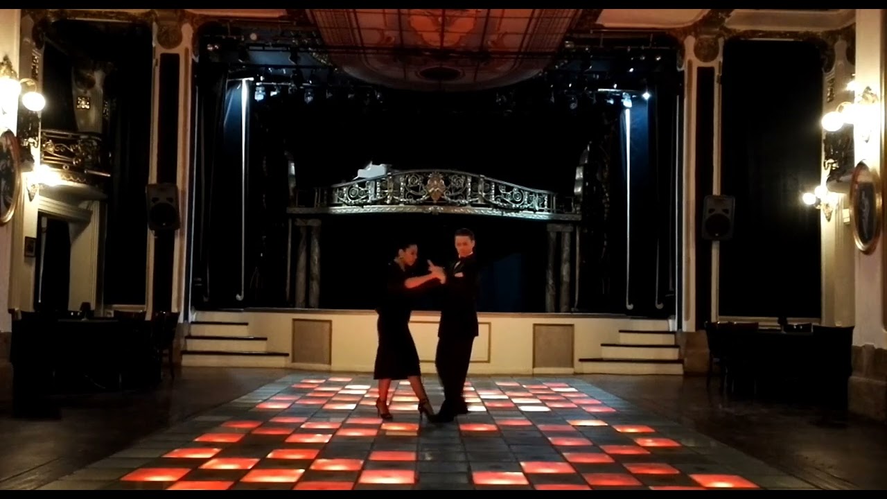 Carla Espinoza y Marcos Monzón improvisando Demasiado Tarde de la gran Orquesta Osvaldo Pugliese