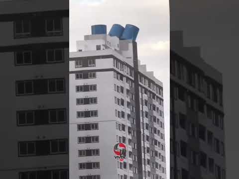 Caixa d'água cai de prédio no Rio de Janeiro após ventania.