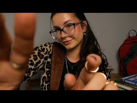 ASMR • koleżanka z ławki mizia cię po pleckach! 💖 osobista uwaga, szept, dźwięki torebki, ambient