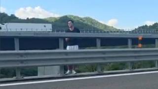 La lunga trattativa tra i poliziotti e Federico Vella ripresa da un agente sul viadotto di Barber...