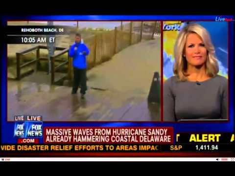 Fox News reporter falls over & hurts foot in Hurricane Sandy