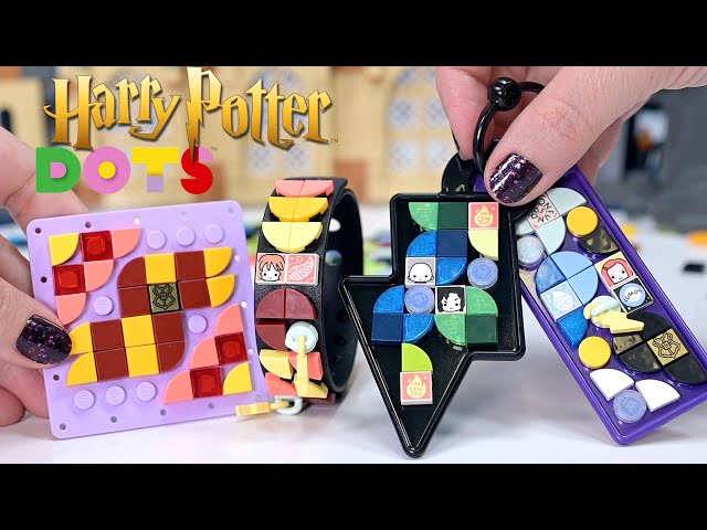 Vídeo relacionado con LEGO 41811 Dots Kit de Escritorio: Hogwarts, Accesorios y Material Escolar de Harry Potter, Manualidades para Niños con Marco de Fotos, Parche Adhesivo y Más