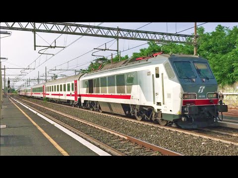 Treno Intercity sun con locomotiva FS E.401 in transito veloce sulla linea ferroviaria Roma Napoli