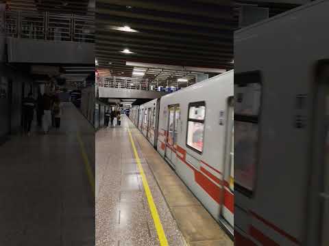 Metro de Santiago Línea 1 (NS07 b) saliendo de Estación La Moneda