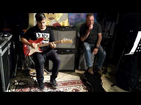 Versión"En punto muerto"(El Drogas) Alejandro Castagnoli en voz, Pablo Báez en guitarra.