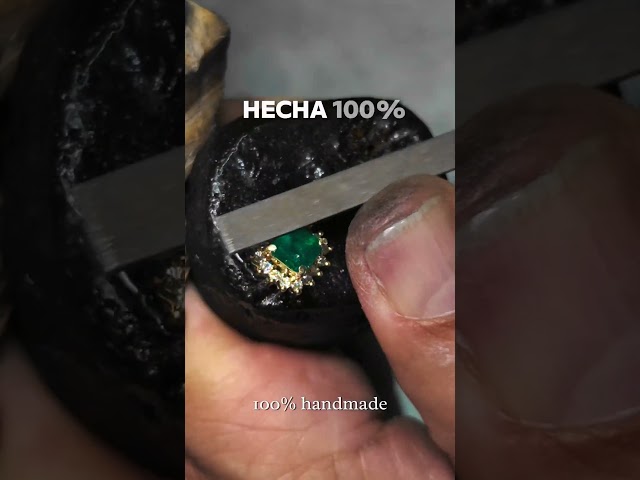 Vídeo relacionado con GAUEIOUR Loki - Pendientes de casco, aretes creativos para el día de San Valentín, aretes de casco Loki con incrustaciones de esmeralda, aretes de moda con diamantes de imitación verdes para mujer