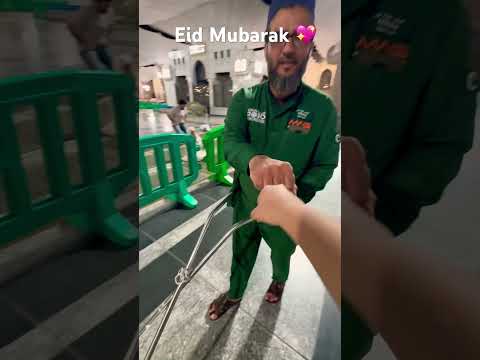 Distribute Chocolates on Occasion of Eid in Haram e Rasool S.A.W.W #madina #short #viral #love