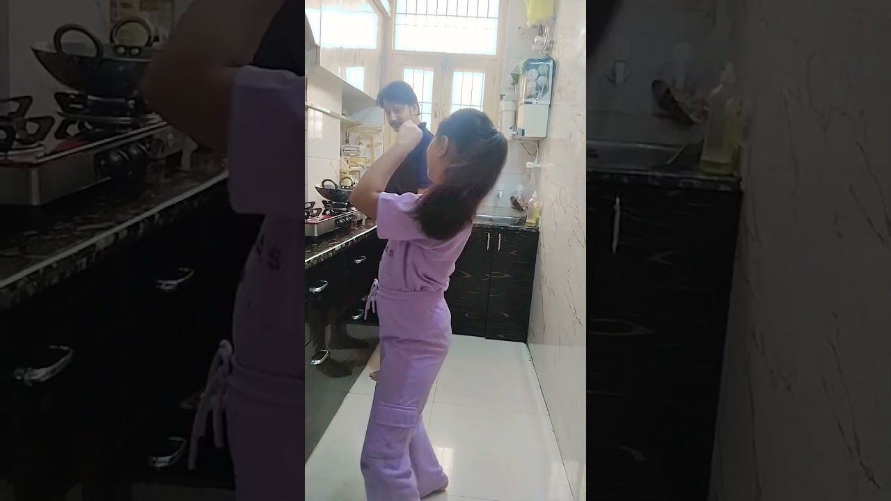 Mummy araam kar rahi haiPapa kaam kam kar rahe hai☺