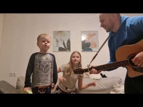 Lobs bej puika myusu Jezups un Goju pa mežu.