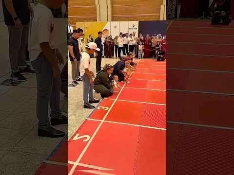 Niesamowity wyścig maluchów! 👶🏁 Ten jeden się nie poddał!