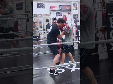 元ミニマム級ボクサー後藤圭人に右ショートフックからのコンビネーションをアドバイス