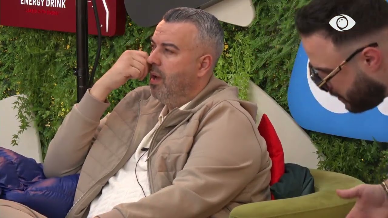 “Të vdes unë për ty”/ Gimbo puth Selin teksa ajo qëndron në dhomën e grimit