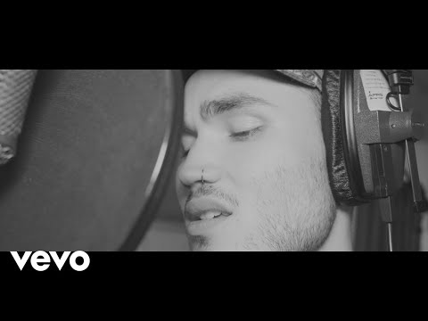 Moss Kena - Nothing Breaks Like a Heart (Live Acoustic Version)