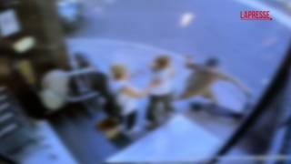 Le strappa la collanina dal collo e fugge in monopattino: il video dello scippo in centro a Torino