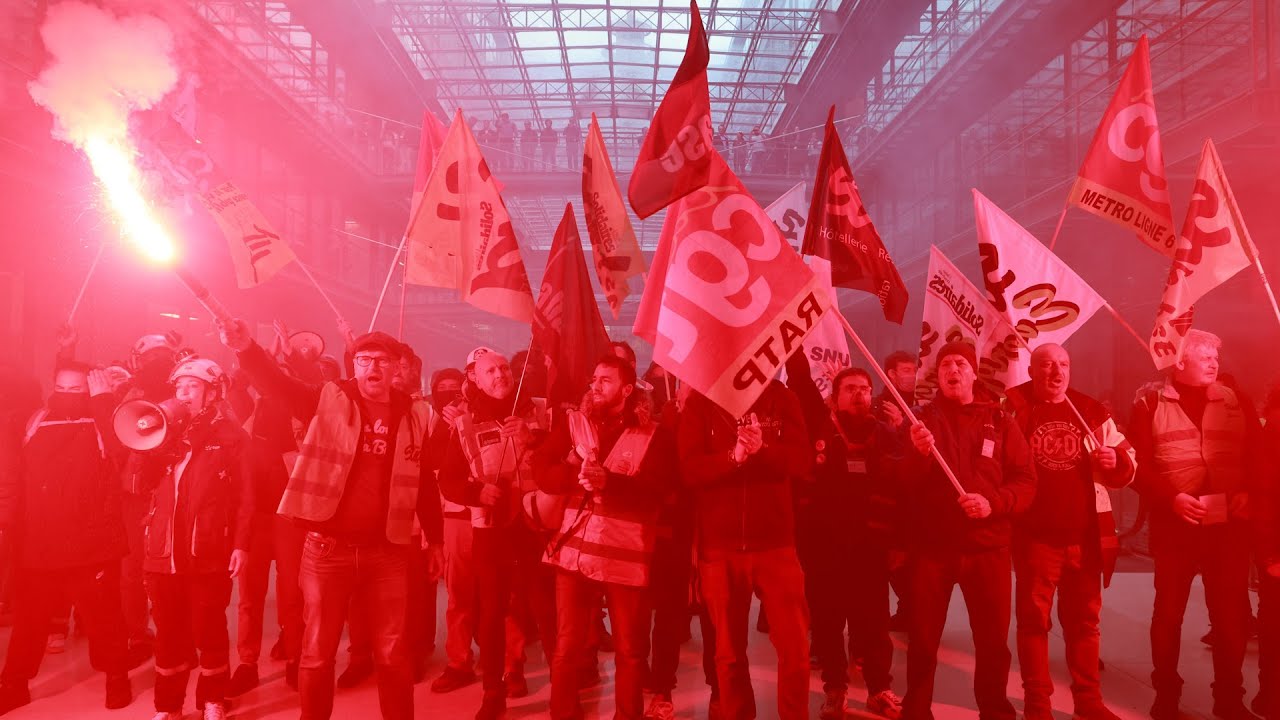 PARIGI. I FERROVIERI ASSALTANO LA SEDE DI BLACKROCK, SIMBOLO DEL POTERE FINANZIARIO