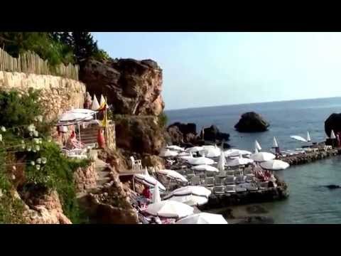 Пляж в Старом городе Калейчи под крепостной стеной.