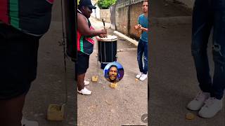 Esse cara toca o surdo diferente #pagode #samba #cavaquinho