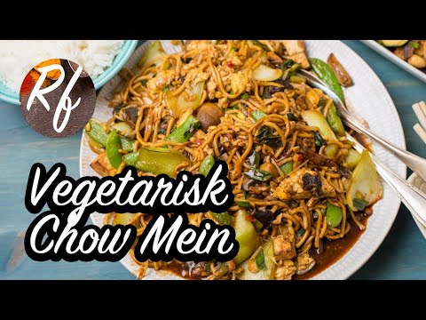 Vegetarisk Chow Mein med nudlar, tofu och ägg i sojasås med sesamolja, vitlök, ingefära och chili. Här har jag gjort en egen variant med mer grönsaker som bok choi, salladslök, torkad svamp, färska champinjoner och sockerärtor.>