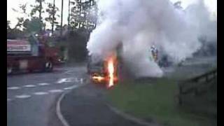preview picture of video 'VW bus up in flames'
