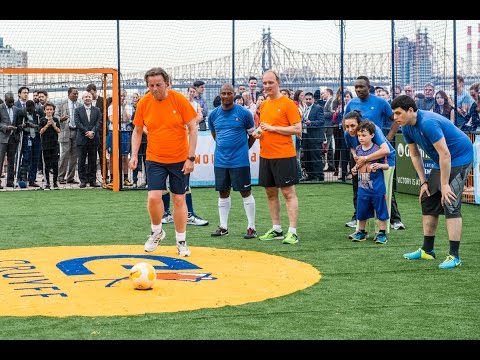 Bert Koenders scoort penalty in New York