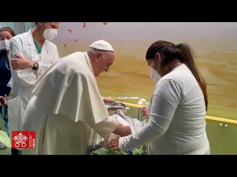 Il Papa visita il reparto di oncologia del Gemelli e battezza un bambino