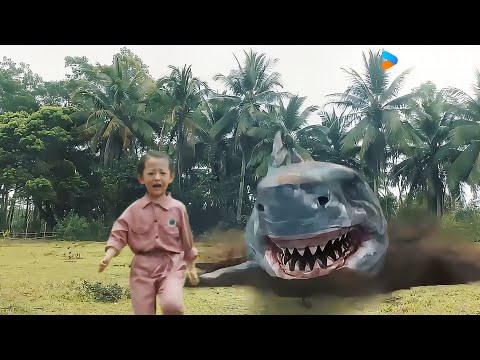 The shark jumps out of the ground and scares the little girl! | Land Shark | YOUKU MONSTER MOVIE