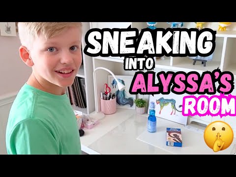 Sneaking in my sisters room while she's at college 