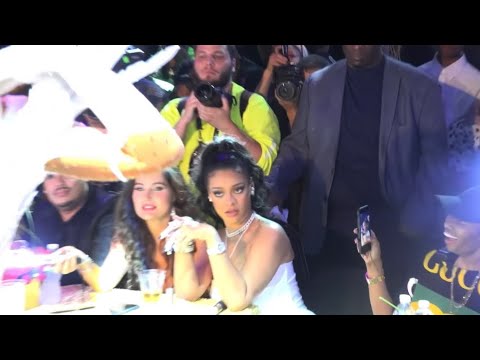 Rihanna flips off model