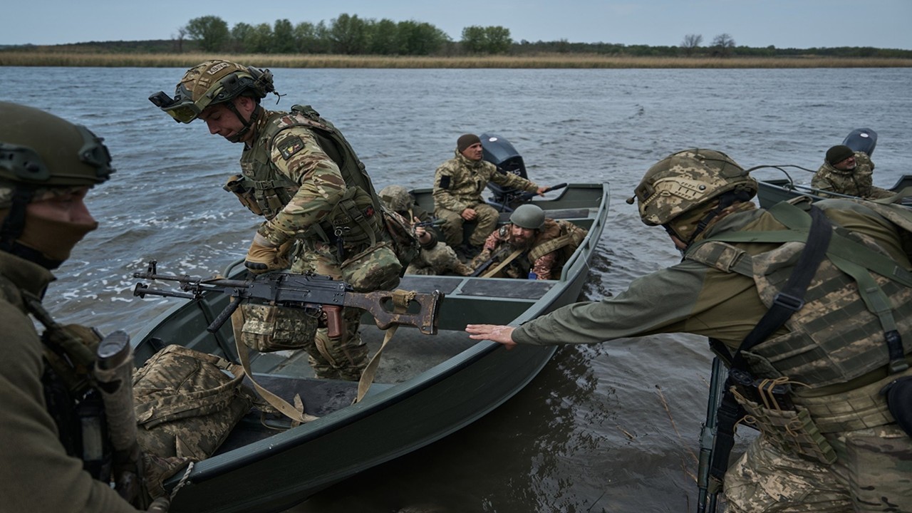 RUSSIAN LINES ARE CRACKING: UKRAINIAN ASSAULT TROOPS CROSS THE SIVERSKY UNDER MASSIVE DRONE BARRAGE