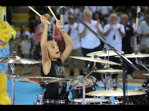 Edoardo dei Secoli Morti si esibisce alla finale di Supercoppa Volley