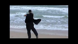 יד ההשגחה - זה פשוט  הרב רוני בוסי יצ"ו (הרב רוני בוסי) - התמונה מוצגת ישירות מתוך אתר האינטרנט יוטיוב. זכויות היוצרים בתמונה שייכות ליוצרה. קישור קרדיט למקור התוכן נמצא בתוך דף הסרטון