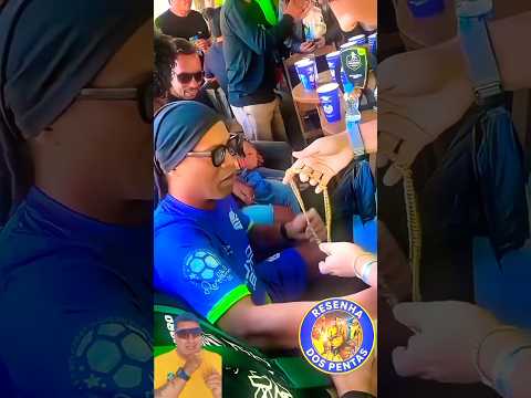 RONALDINHO GANHOU UMA CORRENTE DE OURO… MAS A REAÇÃO DELE FOI INACREDITÁVEL! 😂💰