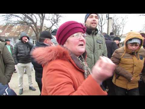 REVOLTA la Corni - O femeie suparata pe primar