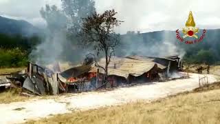 fiamme-in-un-fienile-super-lavoro-dei-caschi-rossi