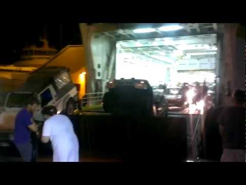 A rampa do canal Gozo MV Malita sobe quando o cabo de amarração se rompe.mp4