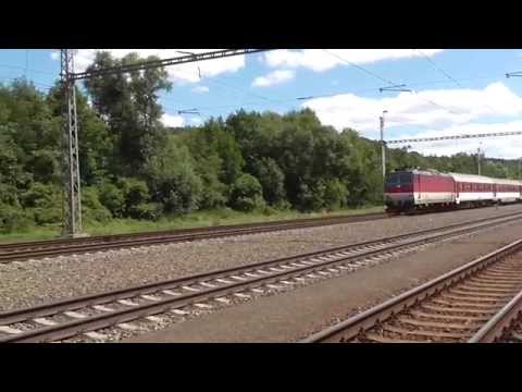 162.004-6 ZSSK na vlaku EC 124 Bečva projíždí stanicí Moravičany