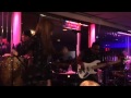 Leslie Grace mientras interpreta "A MI MANERA", en ...