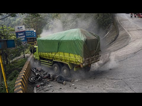 ALLAHUAKBAR…M3NGER1KAN !!! Detik-Detik Pemotor Terjep1t di Tembok Keram4t Sitinjau Lauik 