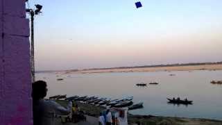 preview picture of video 'India Holiday 2013-03-30, Kite flying in Varanasi'